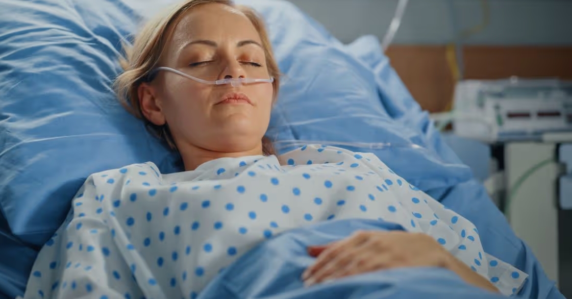 Il venait voir ma fille dans le coma chaque après-midi – ce que j’ai appris sur lui six mois plus tard a brisé ma colère