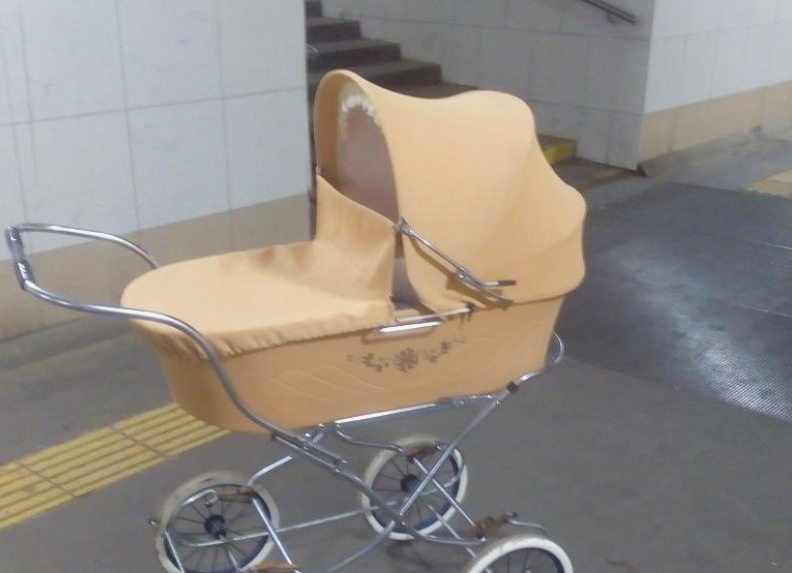 Adoptées abandonnées sur un trottoir : douze ans plus tard, mes jumelles sourdes m’ont annoncé une nouvelle qui m’a fait tomber de ma chaise
