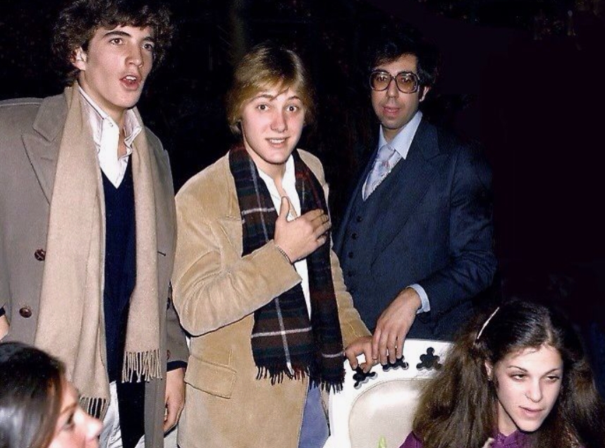 Qui sont ces deux inconnus ? Ce cliché méconnu de 1977 dévoile l’amitié naissante de deux futures légendes