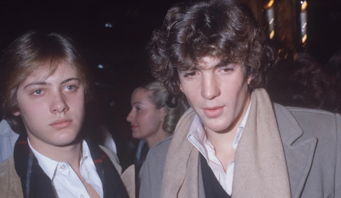 Qui sont ces deux inconnus ? Ce cliché méconnu de 1977 dévoile l’amitié naissante de deux futures légendes