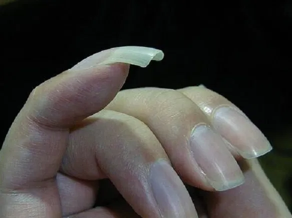 Auriculaire long : mythes, histoire et secrets d’un ongle pas comme les autres