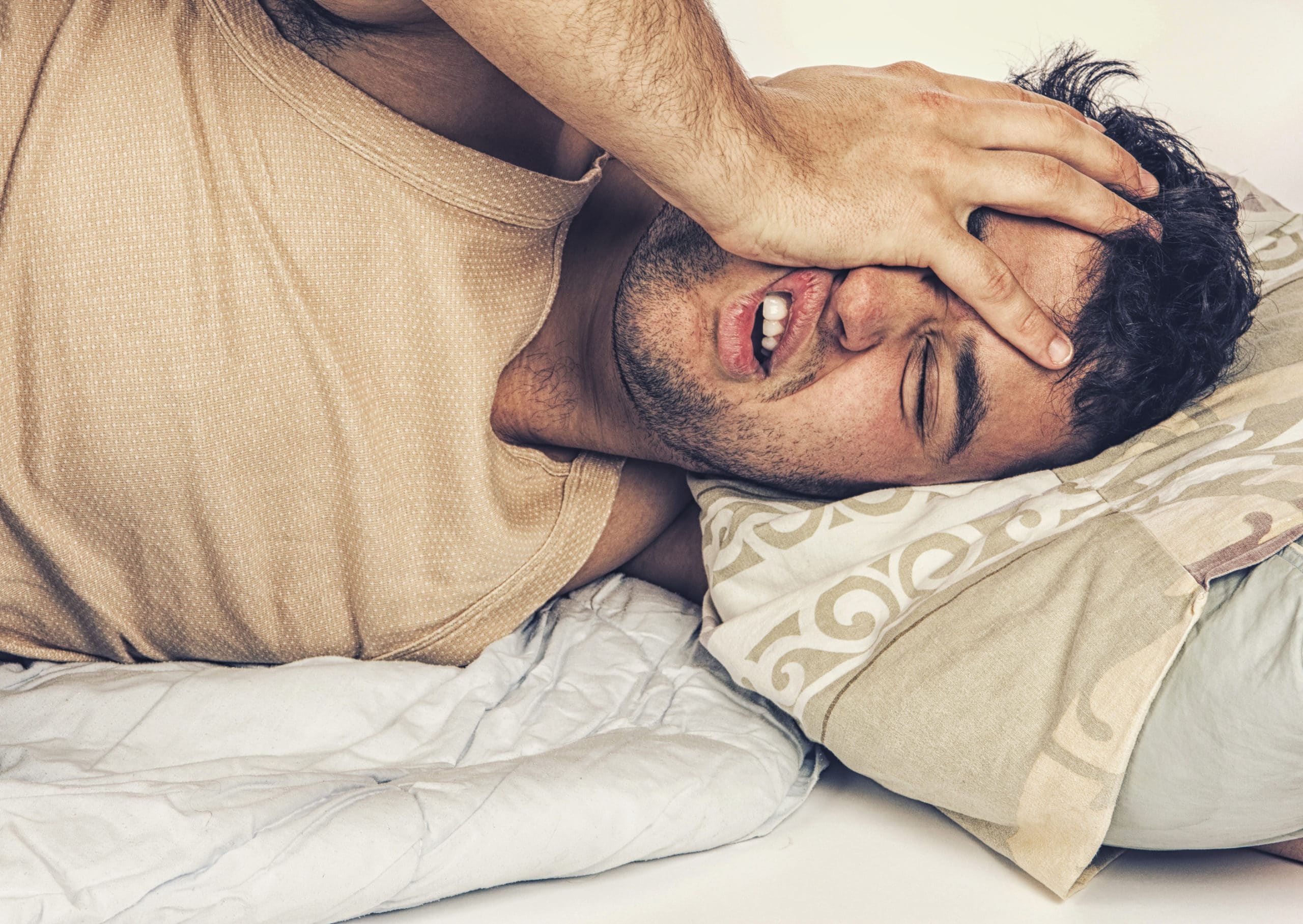 Femme fatiguée par des douleurs articulaires la nuit