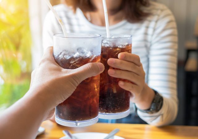 Le soda que vous buvez chaque jour fragilise vos os sans que vous le sachiez