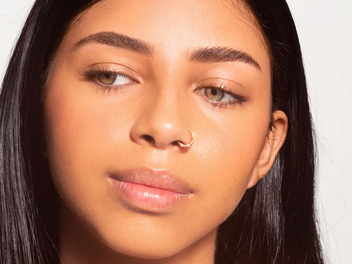 Femme méditant avec piercing nasal