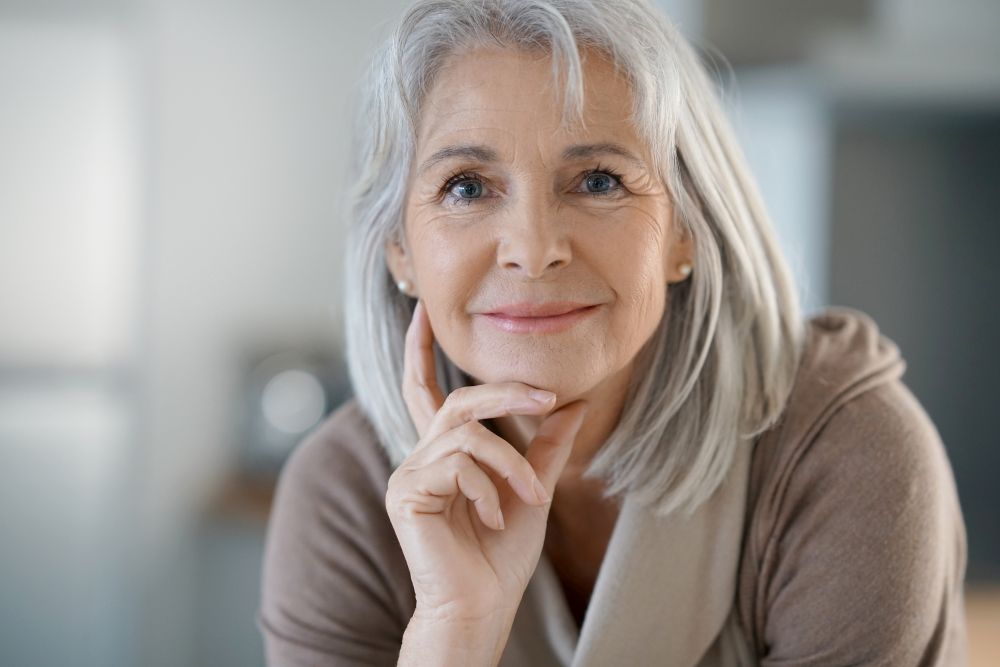 Femme élégante de 60 ans