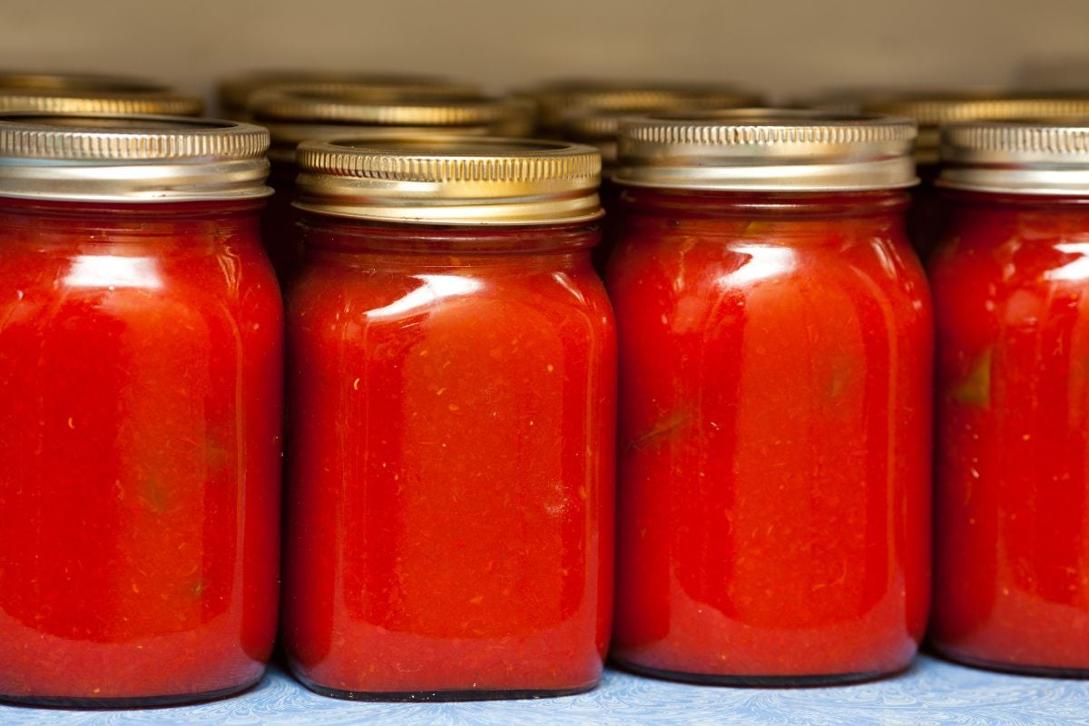 Gardez vos tomates savoureuses jusqu'à 2 ans sans une goutte de vinaigre : le secret de conservation qui change tout