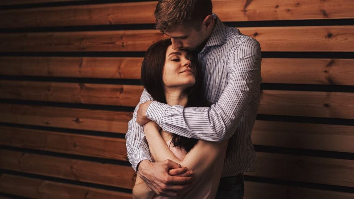 Déchiffrer le langage silencieux des étreintes masculines : ce que révèle vraiment un geste d’affection