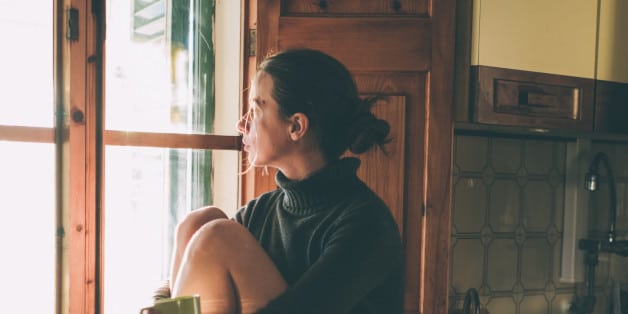 Femme seule dans sa cuisine