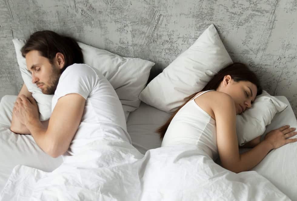 Votre partenaire dort dos tourné ? Ce que la science révèle sur cette habitude nocturne