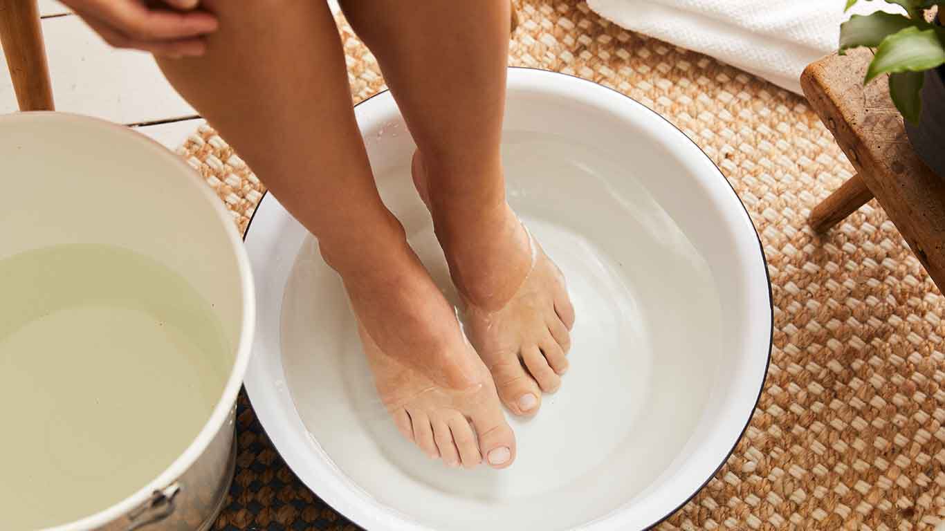 Ce qui se produit quand vous trempez vos pieds dans du vinaigre une fois par semaine (9 désagréments s’envolent)
