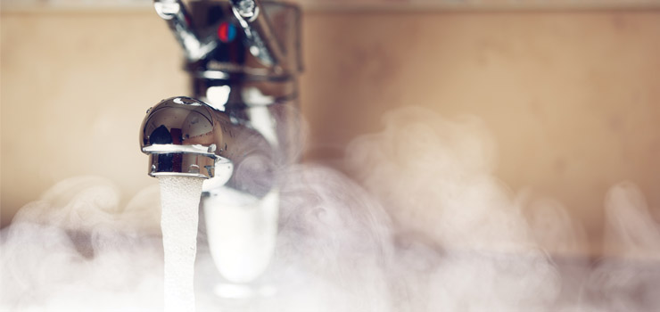 Salle de bain : cette mère panique en découvrant des « vers » sous son tapis, la vérité est surprenante