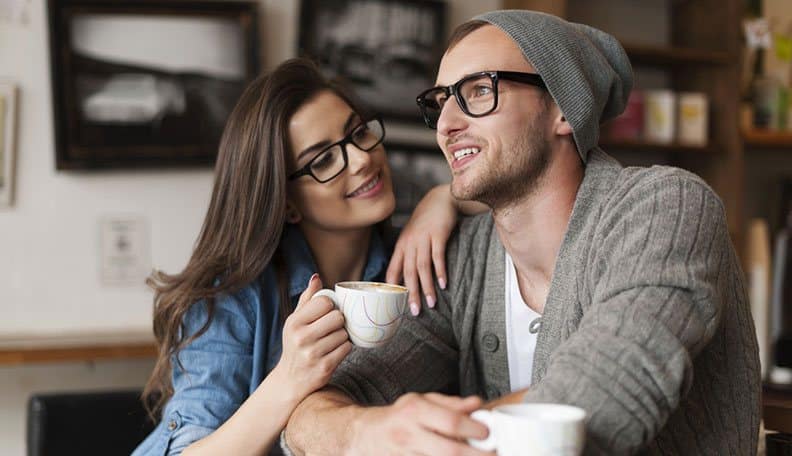 Deux personnes en conversation intime