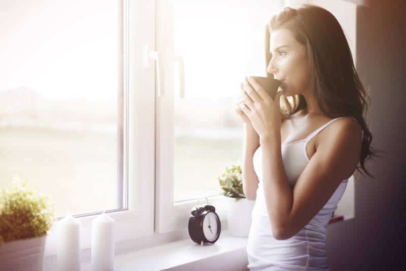 Femme profitant d'un moment calme avec son thé