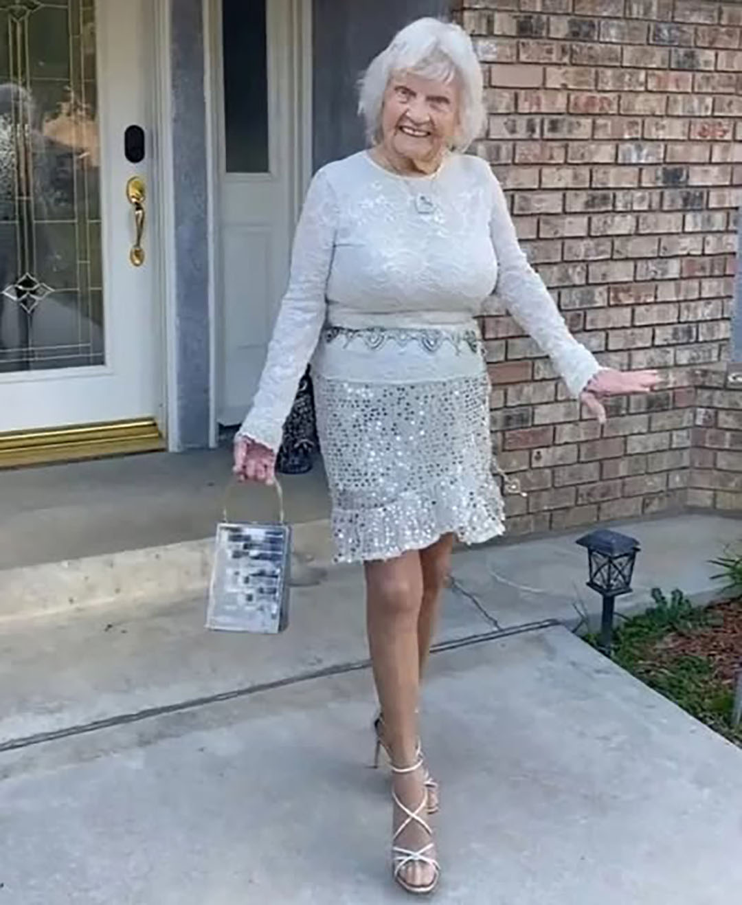 À 91 ans, elle porte encore des minijupes et des talons hauts avec style ! La mode n’a pas d’âge !