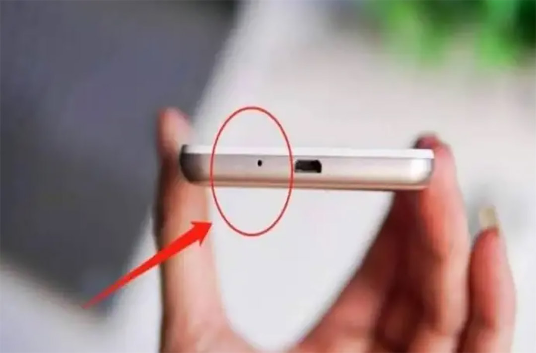 À quoi servent vraiment ces petits trous sur nos téléphones ?