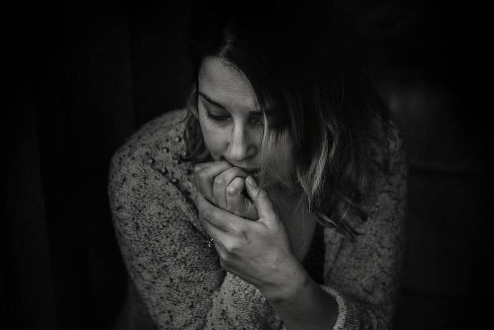 Femme tendant un chèque à un homme