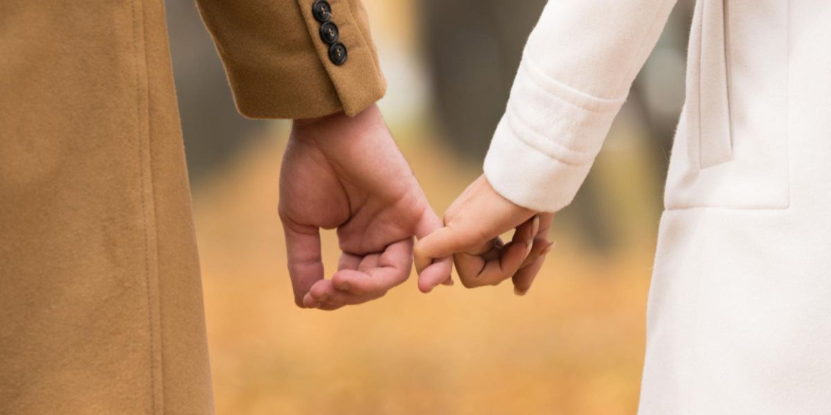 Le dîner de fiançailles a pris une tournure inattendue : en voyant le bijou de sa future belle-fille, cette mère a compris que le passé n’était pas enterré.