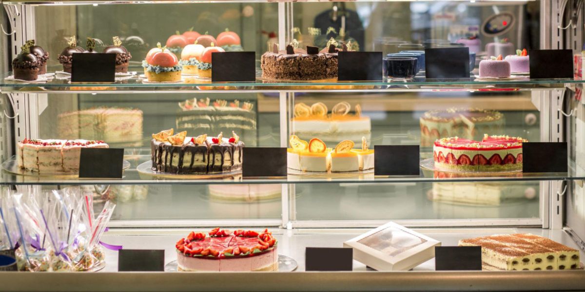Le jour où j’ai offert un gâteau d’anniversaire à un enfant dont la mère sanglotait au supermarché – ma sœur m’a crié au téléphone une semaine plus tard : « Devine qui elle est vraiment ! »
