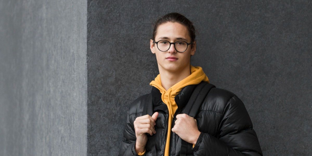 Cette veste sur un SDF était celle de mon fils disparu – en le suivant jusqu’à une masure abandonnée, j’ai découvert une vérité qui m’a coupé le souffle