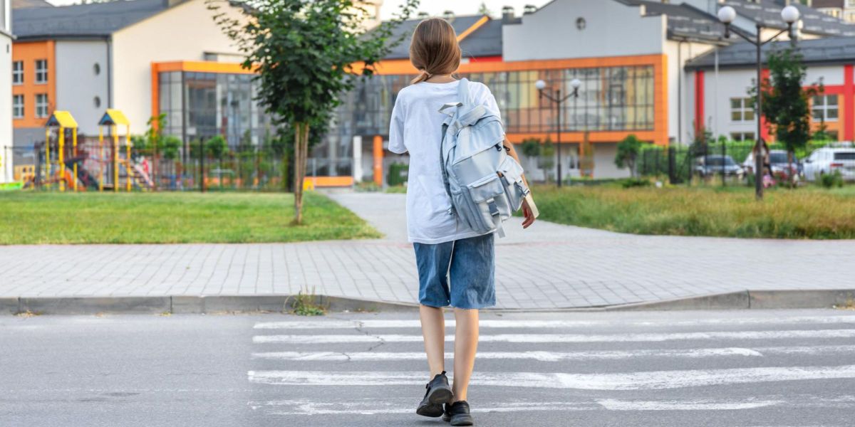 Chaque matin, je voyais ma fille partir en cours – jusqu’à ce que son professeur m’apprenne qu’elle ne mettait plus les pieds au collège depuis une semaine. Le lendemain, j’ai décidé de la suivre.