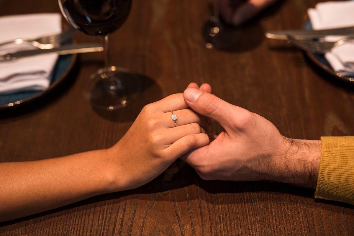Ce qu’un coffre-fort a révélé à une jeune mariée : « Le soir de nos noces, il m’a tendu un téléphone qui a tout changé »