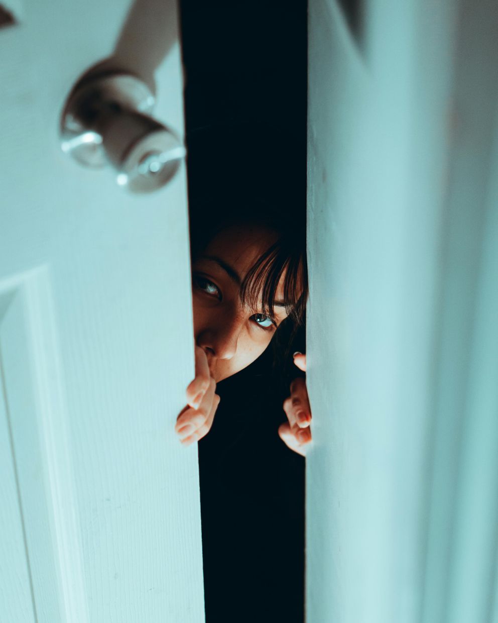 Il a prétexté mes ronflements pour s’exiler dans la chambre d’amis — ce que j’ai découvert derrière la porte m’a glacé le sang