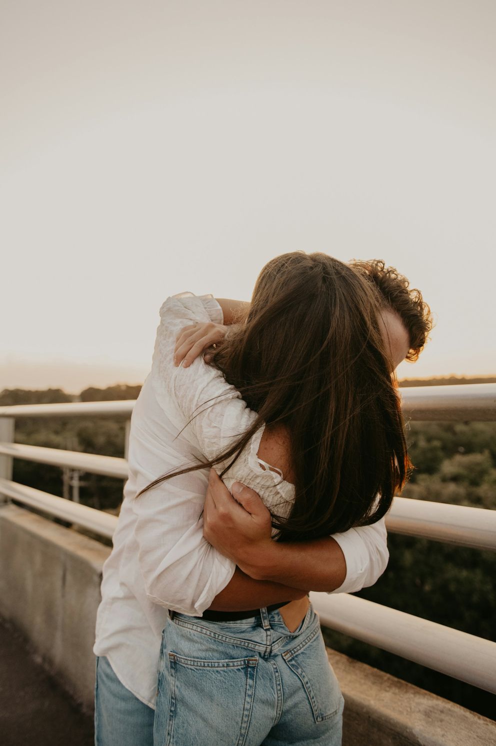 Le jour où l’infidélité de mon mari avec ma sœur a trouvé sa punition inattendue — en plein mariage, le destin a frappé