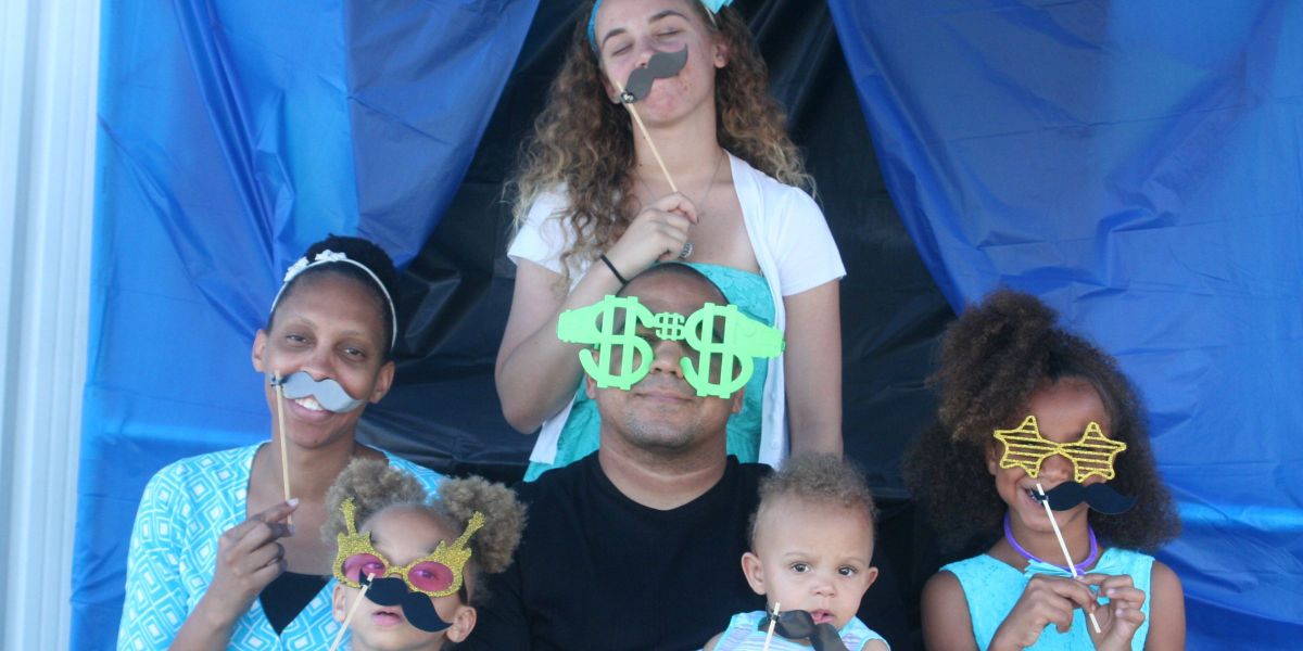 J’ai accepté d’élever les dix enfants de ma fiancée après sa disparition – des années plus tard, l’aînée m’a pris à part : « Papa, je peux enfin te révéler ce qui est arrivé à maman. »
