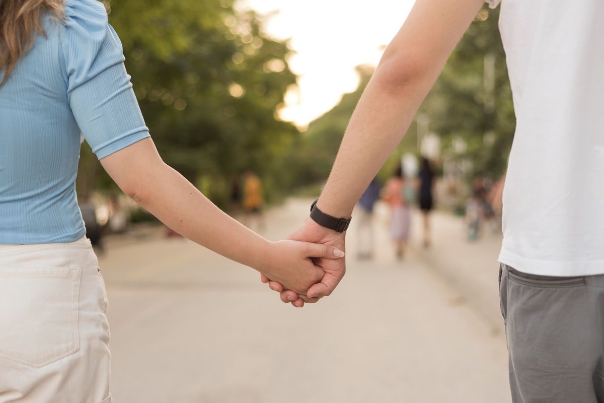 Ce qu’un coffre-fort a révélé à une jeune mariée : « Le soir de nos noces, il m’a tendu un téléphone qui a tout changé »