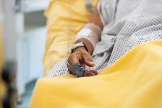 Le dernier geste : ce mouvement que font les mourants, selon une infirmière américaine