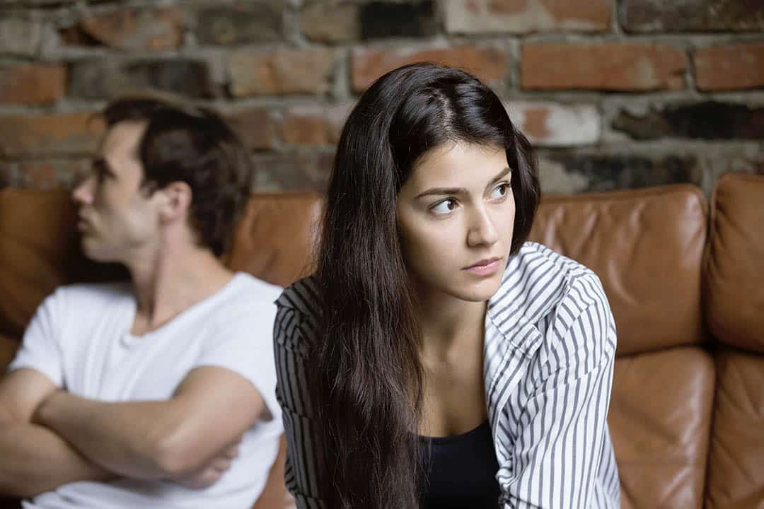 Ces 4 silences en couple qui sonnent l’alarme (et celui qui reste bénéfique)