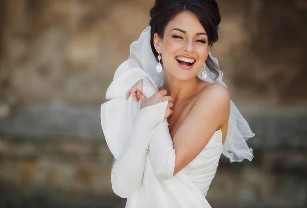 Quand un cercueil décoré d’un ruban a volé la vedette à notre mariage