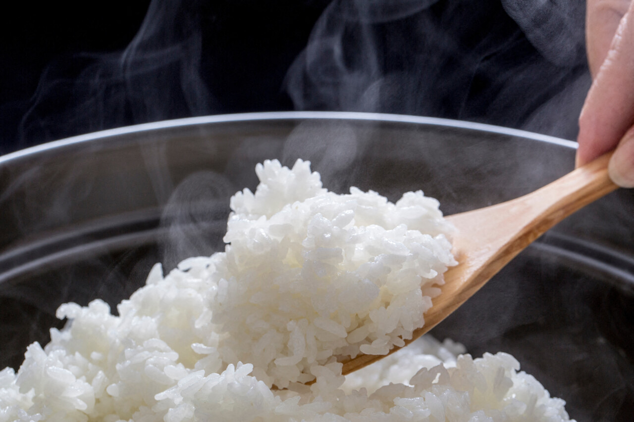 Vous faites fausse route en cuisant votre riz uniquement dans l’eau : voici la technique secrète des grands chefs pour le sublimer