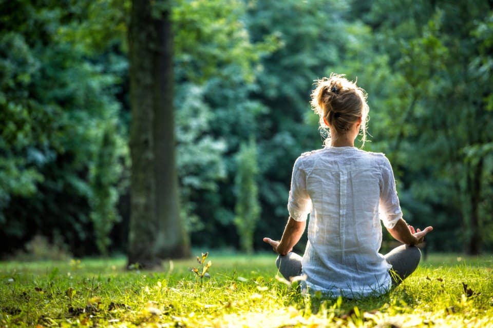 Cette chute soudaine qui vous réveille en pleine nuit : que se passe-t-il vraiment dans votre cerveau ?