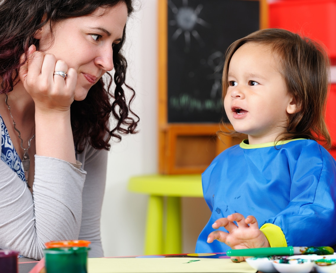 Adulte parlant calmement avec un enfant