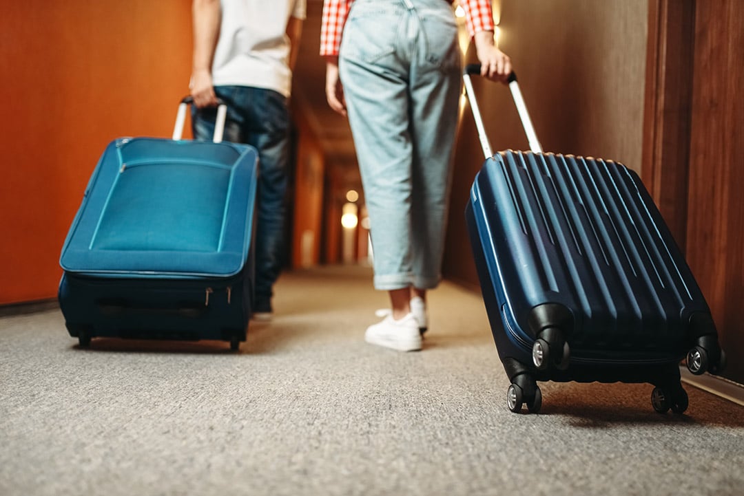 Valise ouverte avec des vêtements