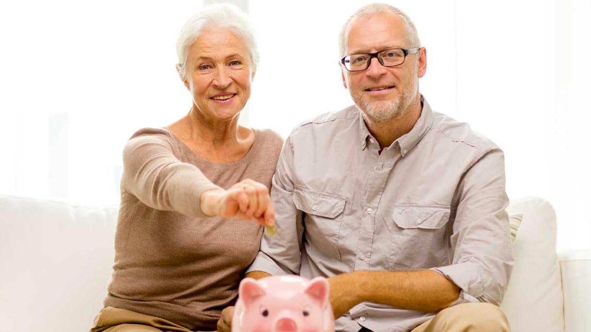 Couple de retraités souriants