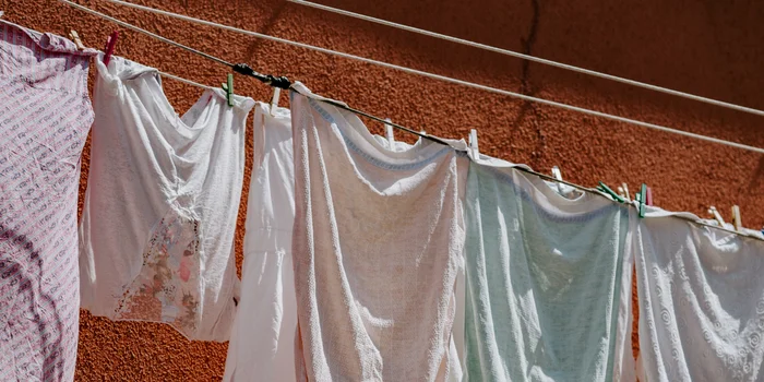 Linge humide à l’intérieur : 7 gestes malins pour un séchage rapide sans odeur