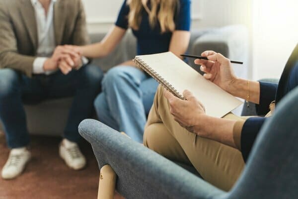 Un test ADN imposé par une belle-mère intrusive brise un couple : l'histoire d'une confiance anéantie