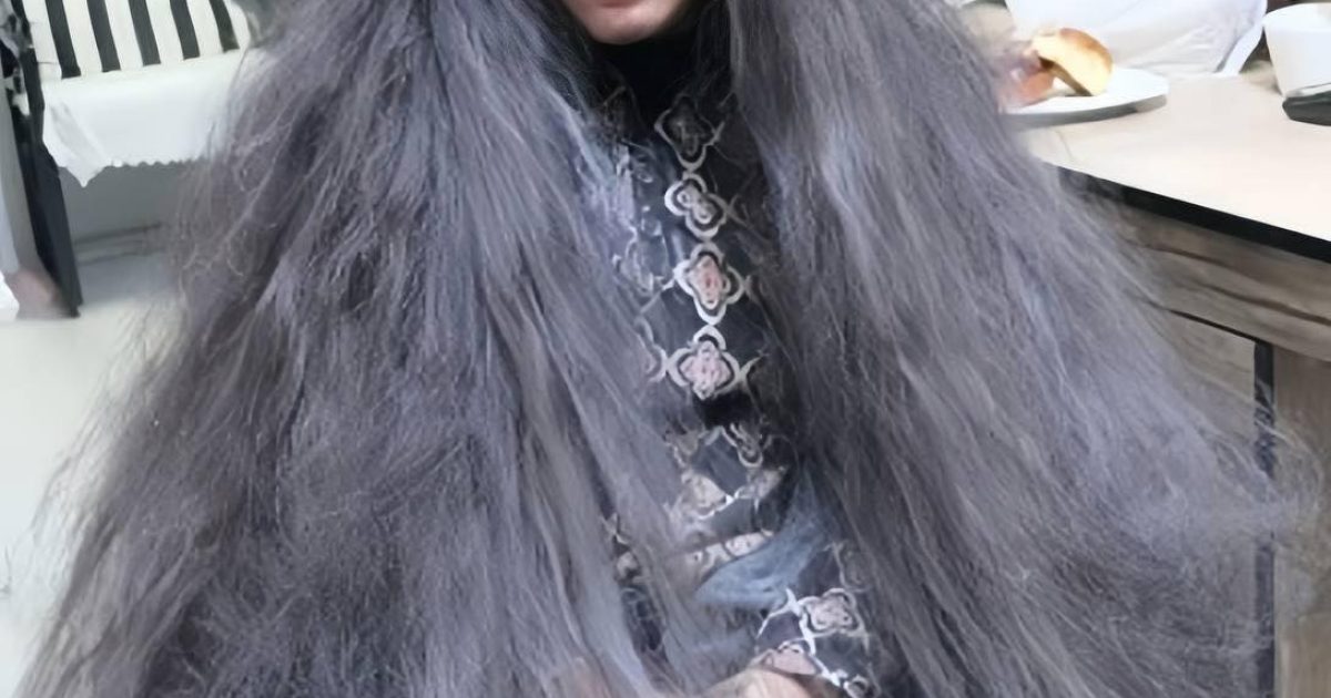 Après 20 ans, cette femme sans abri a enfin coupé ses cheveux — et sa transformation est spectaculaire…