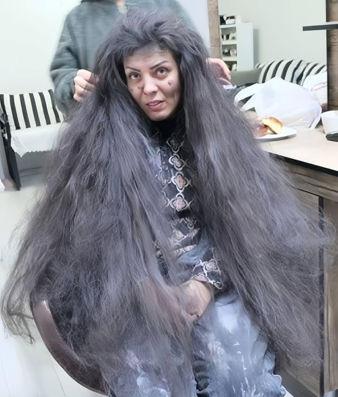 Après 20 ans, cette femme sans abri a enfin coupé ses cheveux — et sa transformation est spectaculaire…