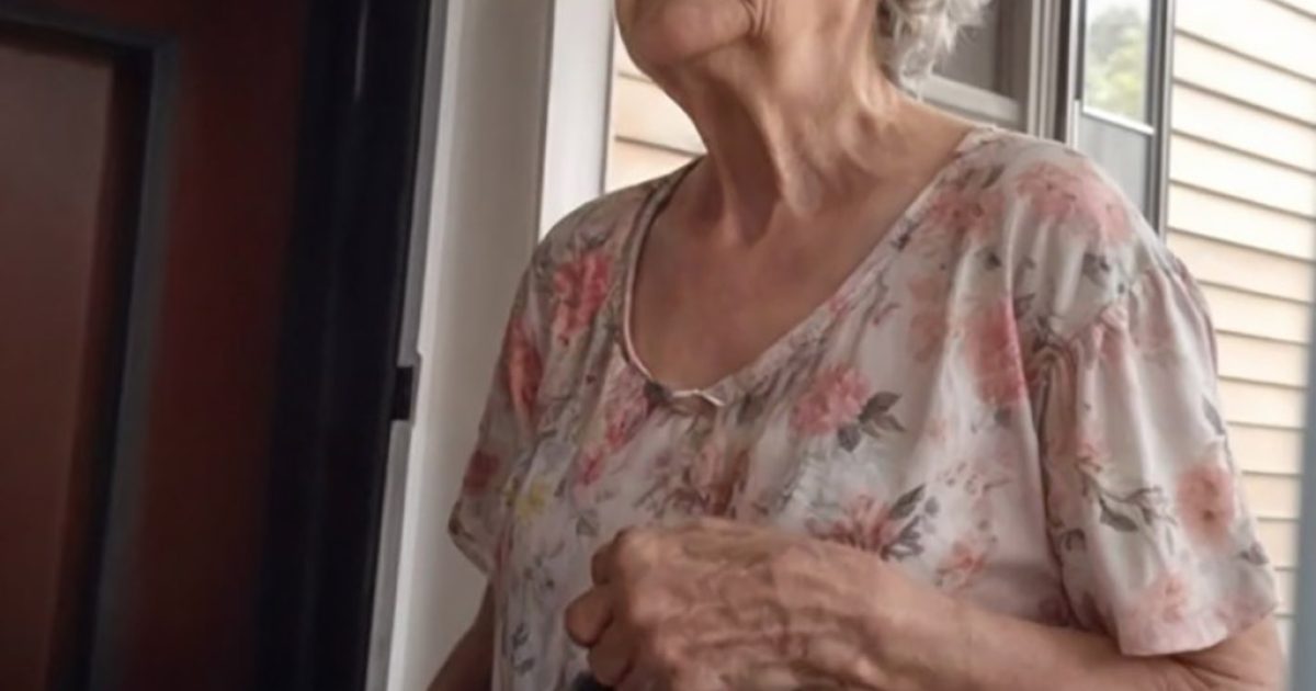 Après avoir forcé sa mère de 80 ans à intégrer une maison de retraite, le fils découvre, quelques années plus tard, qu’elle n’y vit plus