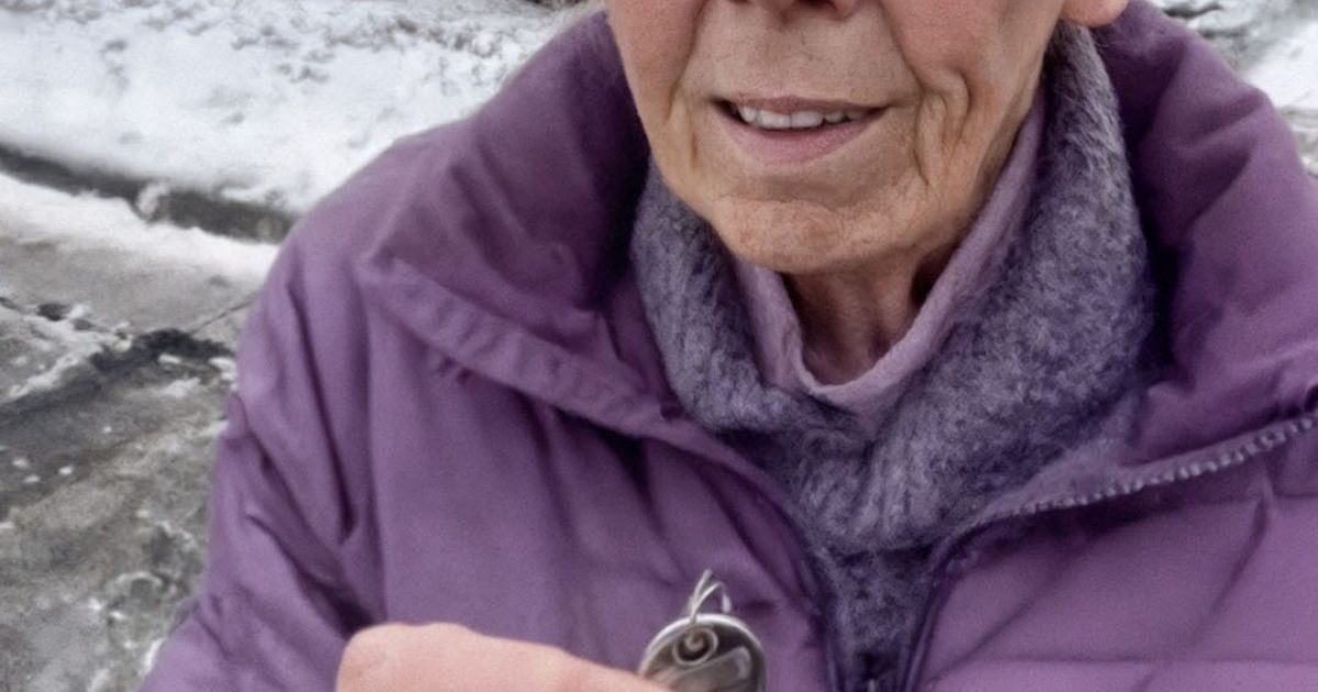 Après la mort de ma grand-mère, mon mari a insisté pour que je vende sa maison au plus vite — quand j’ai découvert la véritable raison, j’ai explosé de colère et je lui ai fait amèrement regretter son insistance