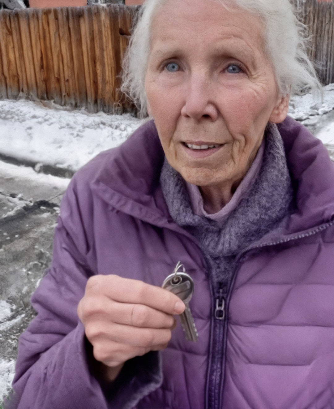 Après la mort de ma grand-mère, mon mari a insisté pour que je vende sa maison au plus vite — quand j’ai découvert la véritable raison, j’ai explosé de colère et je lui ai fait amèrement regretter son insistance