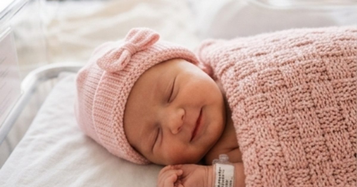 Après l'accouchement de notre mère porteuse, ma mère est venue à l'hôpital pour nous féliciter – mais lorsqu'elle a vu le bébé pour la première fois, elle a crié : « Vous ne pouvez pas garder ce bébé ! »