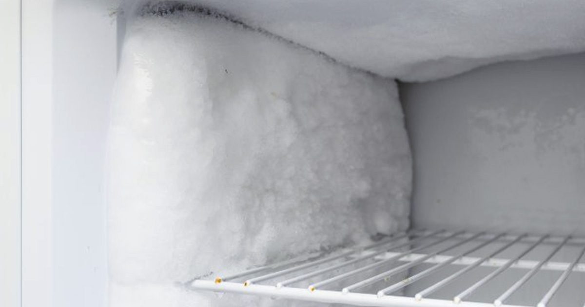 Astuce pour dégivrer un congélateur : la glace fondra sans même le débrancher