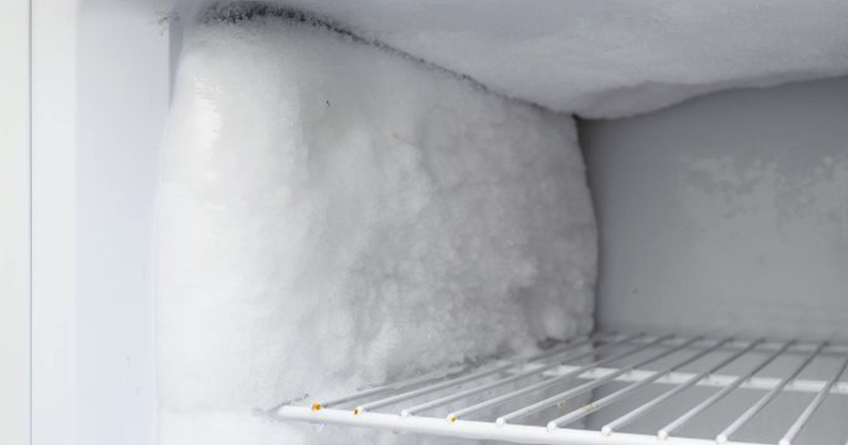 Astuce pour dégivrer un congélateur : la glace fondra sans même le débrancher