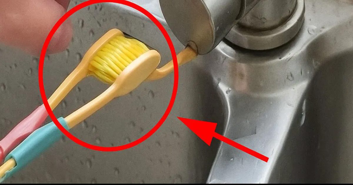 Attachez deux vieilles brosses à dents ensemble – une astuce ingénieuse