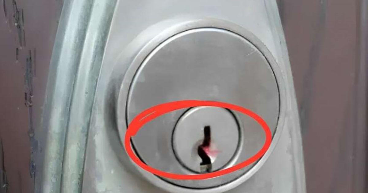 Aujourd’hui, j’ai trouvé une tache rouge vif sur la serrure de la porte… J’ai failli appeler la police