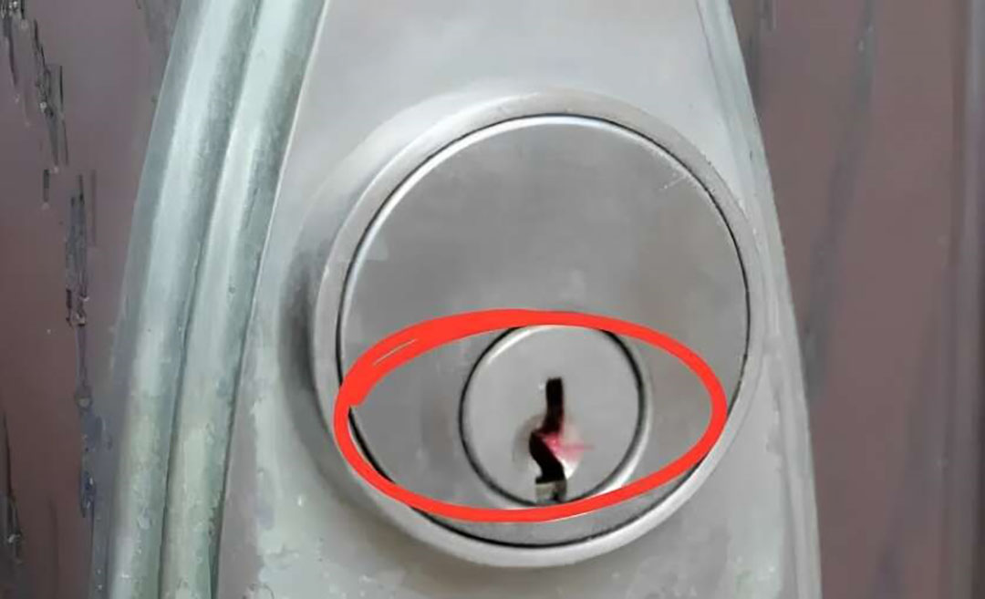 Aujourd’hui, j’ai trouvé une tache rouge vif sur la serrure de la porte… J’ai failli appeler la police